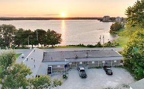 Lakeside Inn