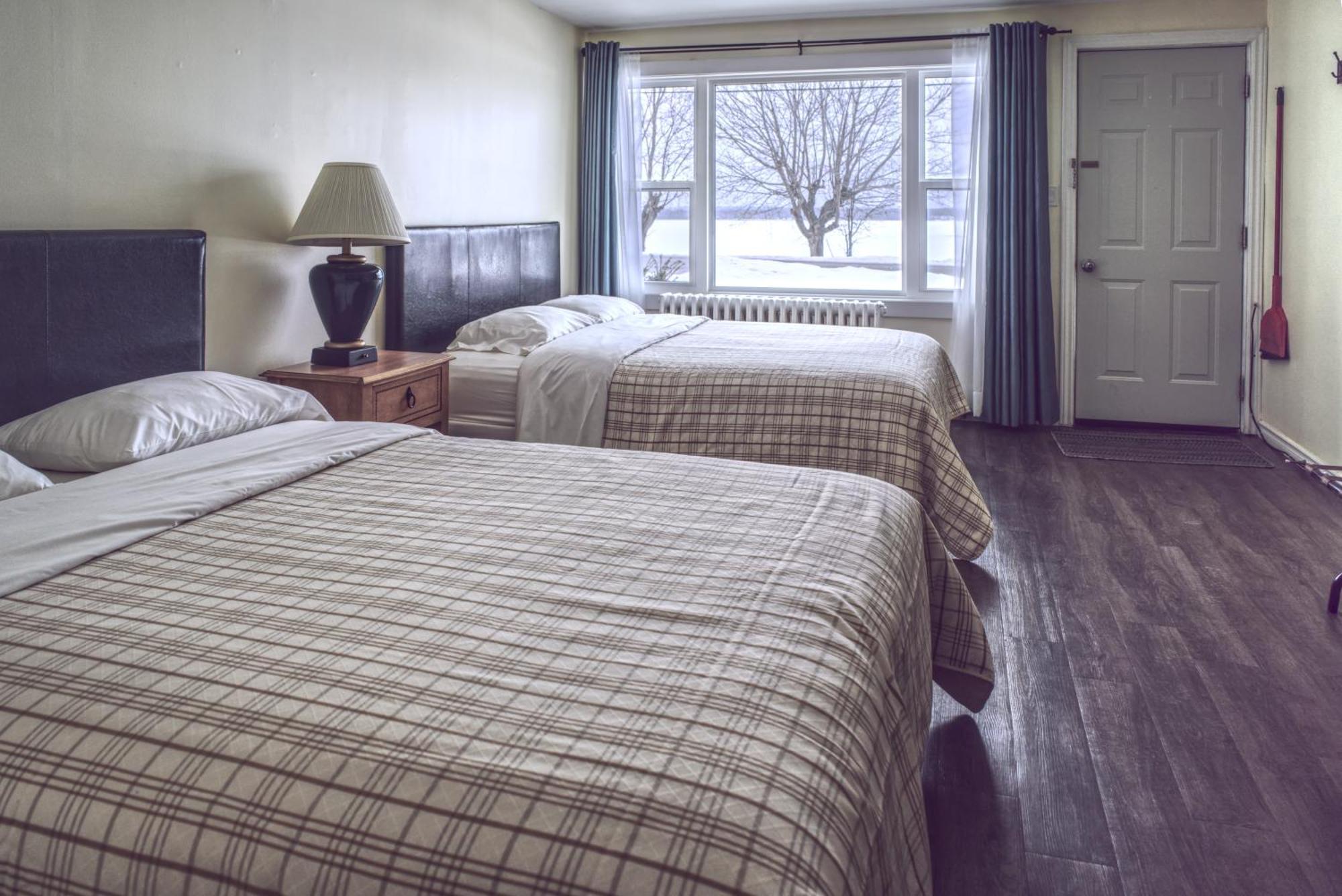 Lakeside Inn Ориллия Экстерьер фото