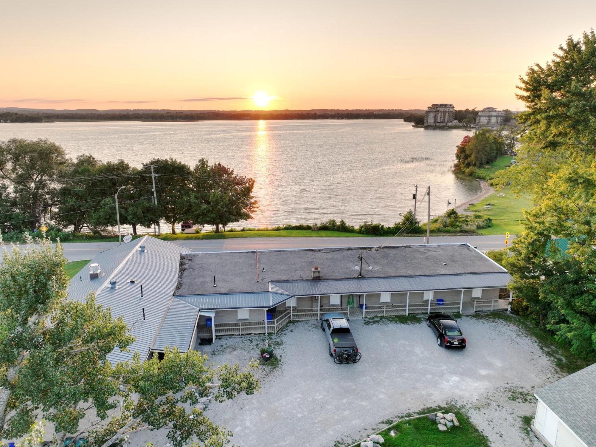 Lakeside Inn Ориллия Экстерьер фото