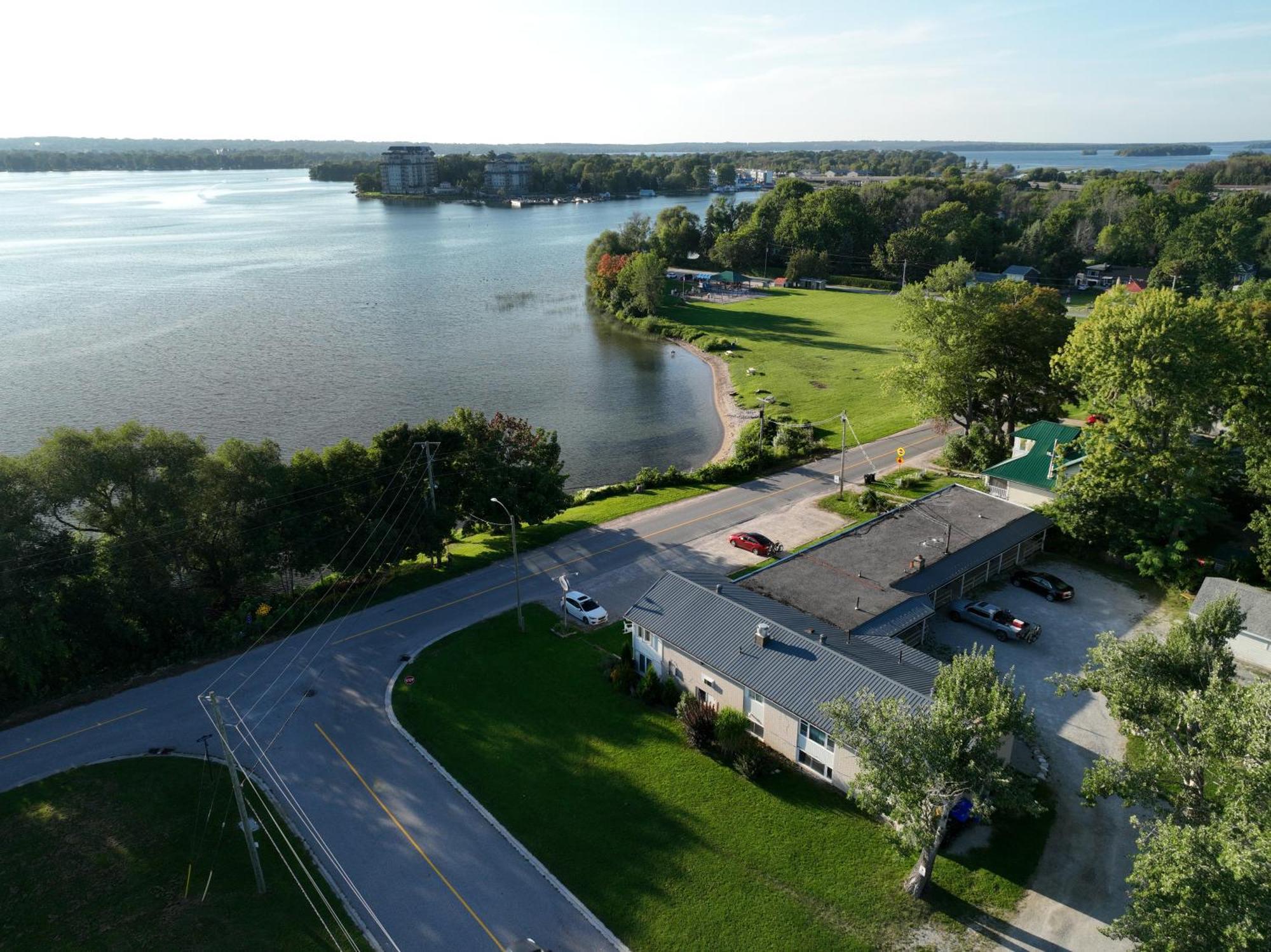 Lakeside Inn Ориллия Экстерьер фото
