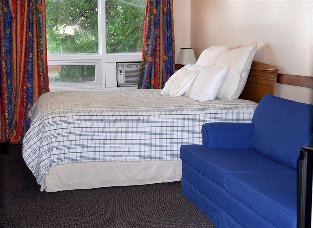 Lakeside Inn Ориллия Экстерьер фото