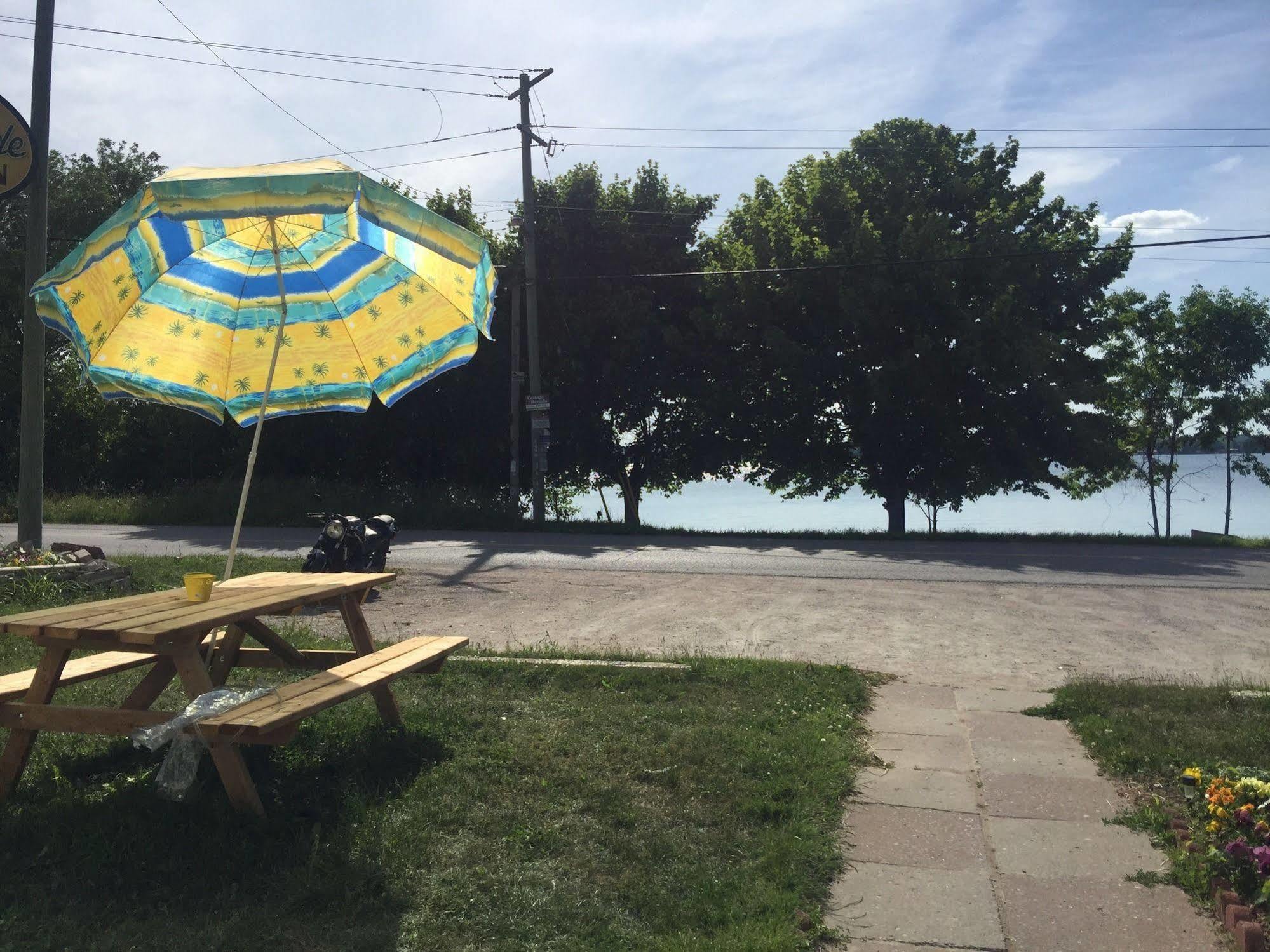 Lakeside Inn Ориллия Экстерьер фото