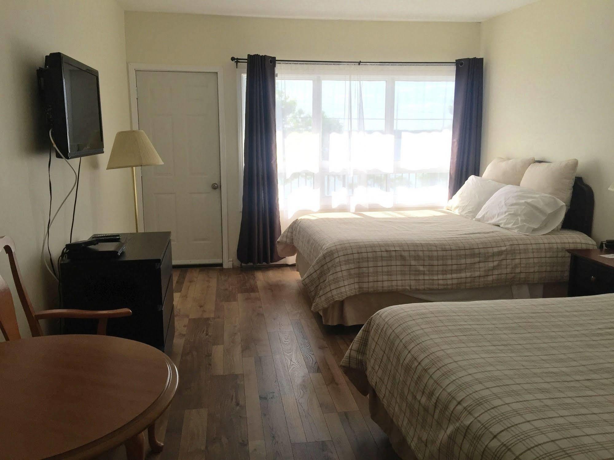 Lakeside Inn Ориллия Экстерьер фото