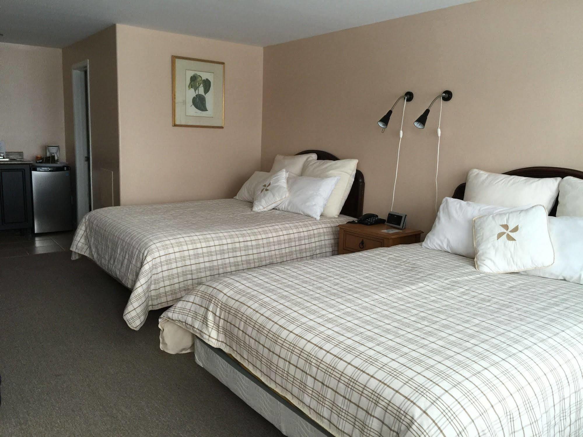 Lakeside Inn Ориллия Экстерьер фото